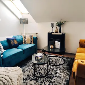 Apartment Spacious Flat & Parking Possibility, 3 Stops To Wenceslav Square, Prag